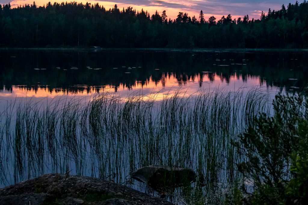 Vackra färger från solnedgång över sjö