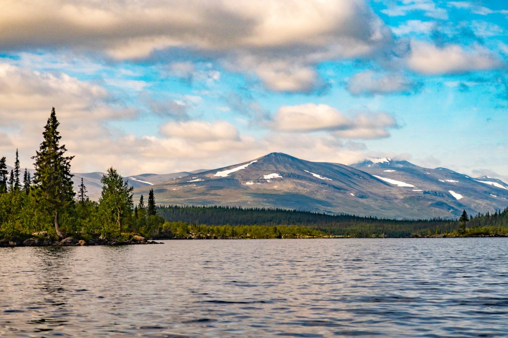 Sjön Stuor Dáhtá i Laponia