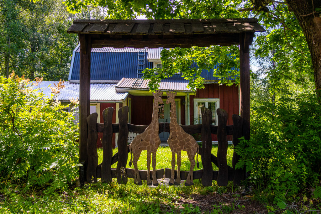Grindar med giraffer vid hus längs Bergslagsleden