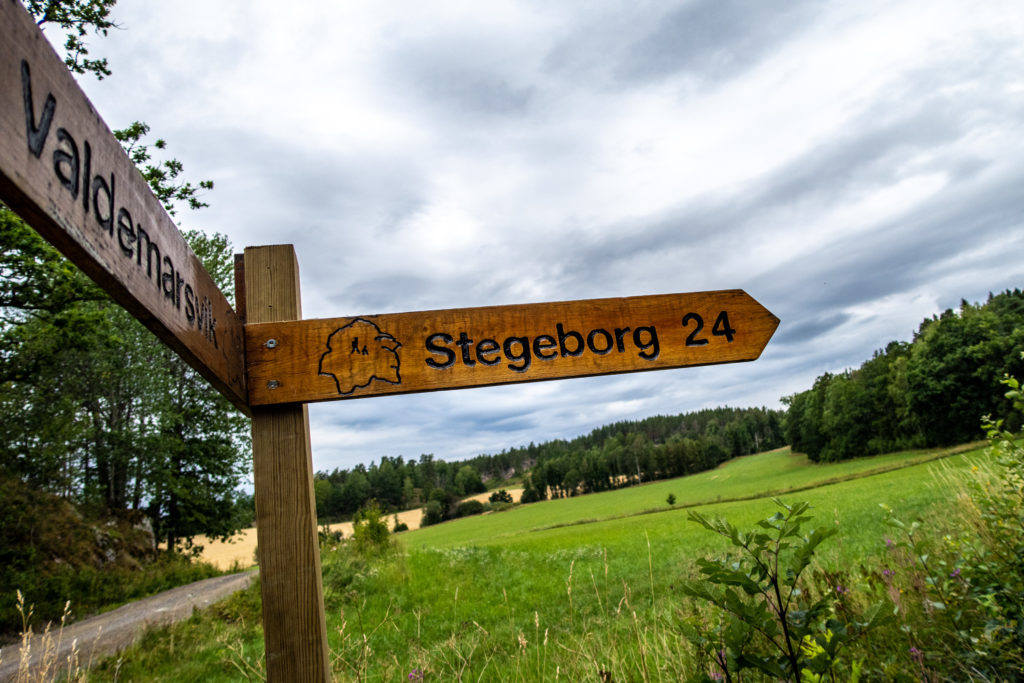 Vandringsskylt pekar mot Stegeborg