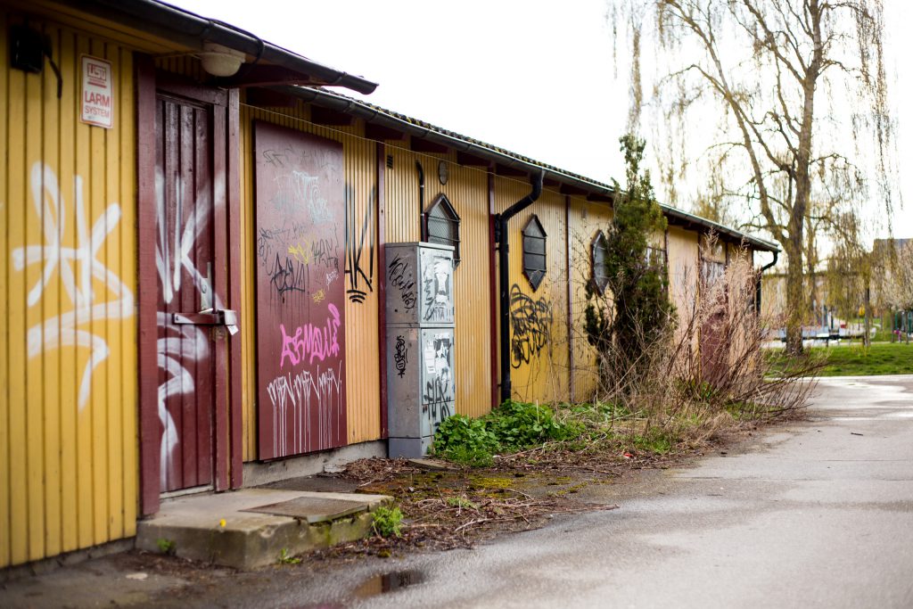 Gul byggnad med graffiti