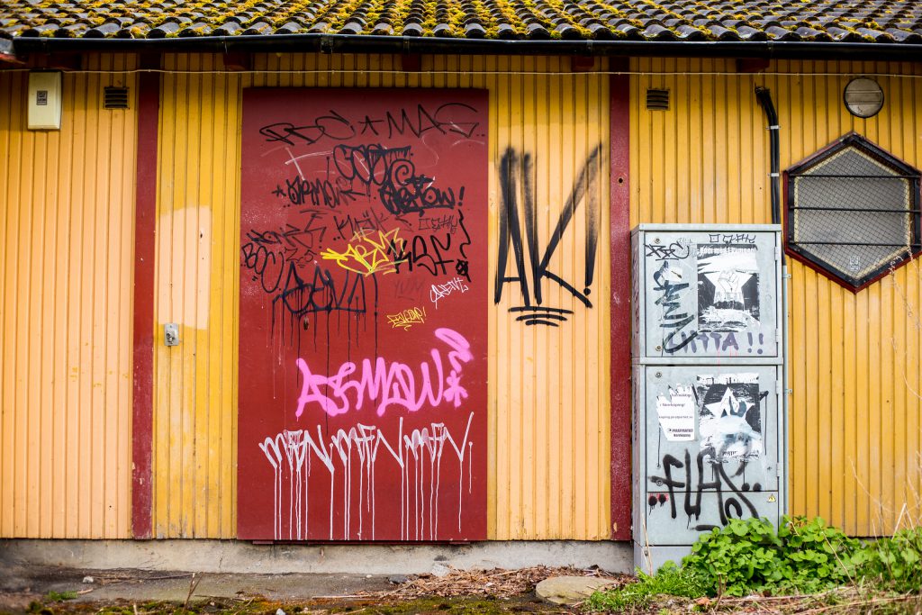 Gul byggnad med graffiti