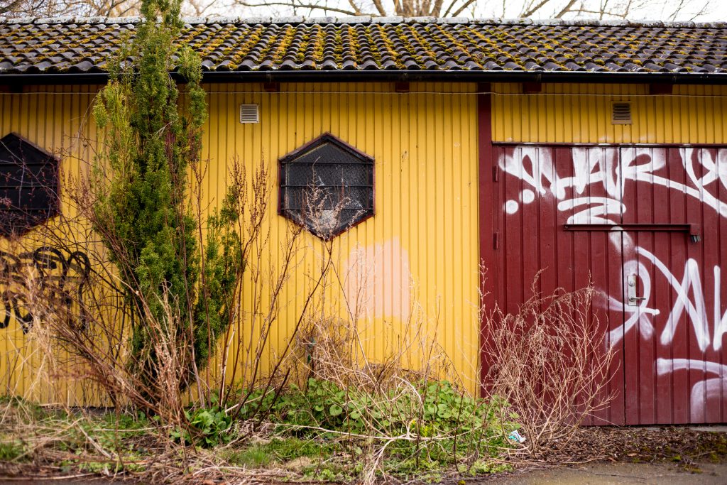 Gul byggnad med graffiti