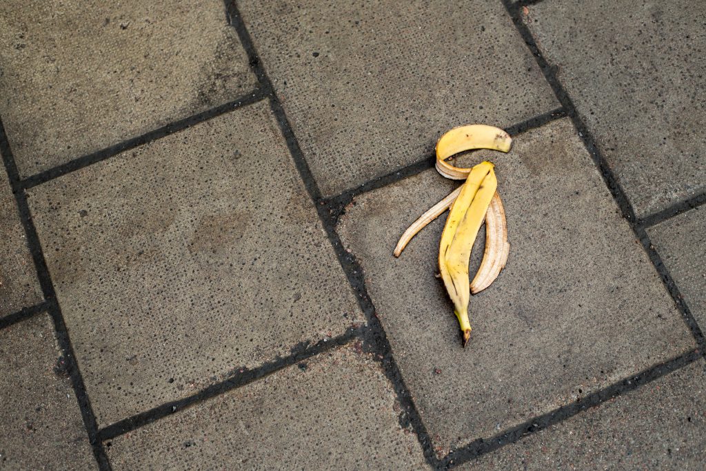 Bananskal på trottoar