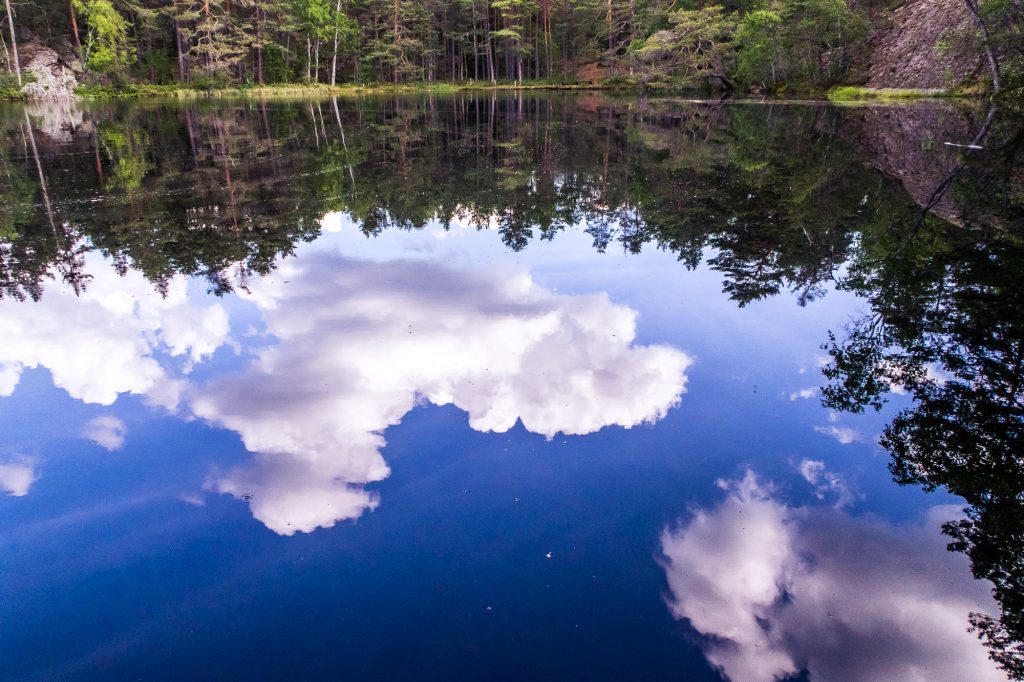 Blå himmel speglas