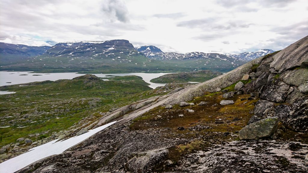 Utsikt över fjäll och sjö