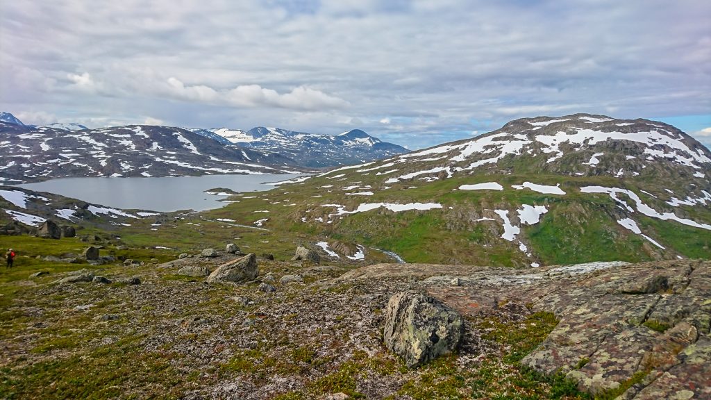 Utsikt över fjällen Gáttercohkka och sjön Gátterjarvi