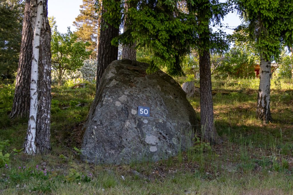 Nummerskylt på sten