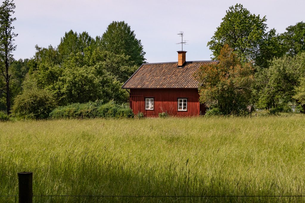 Rött gammalt trähus