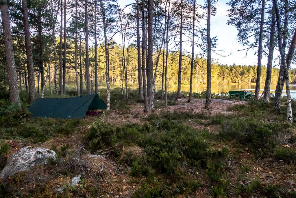 Tarp vid Skvättsjön uppsatt som ryggåstält