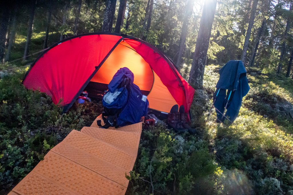 Packar ihop nattlägret och tältet