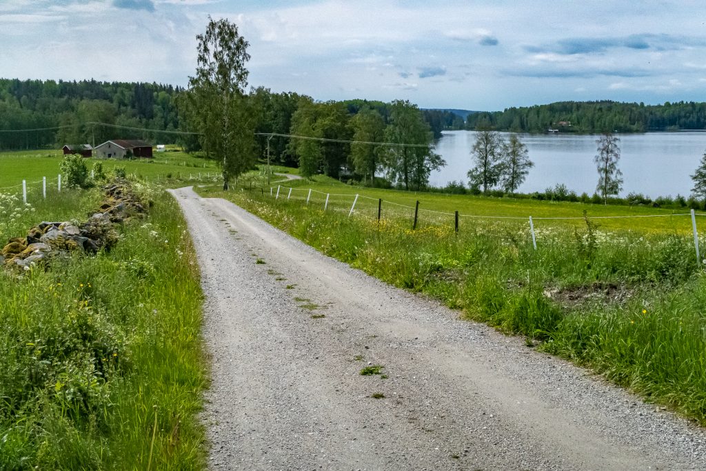 Grusväg längs Bergslagsleden, trevlig omväxling av vandringen