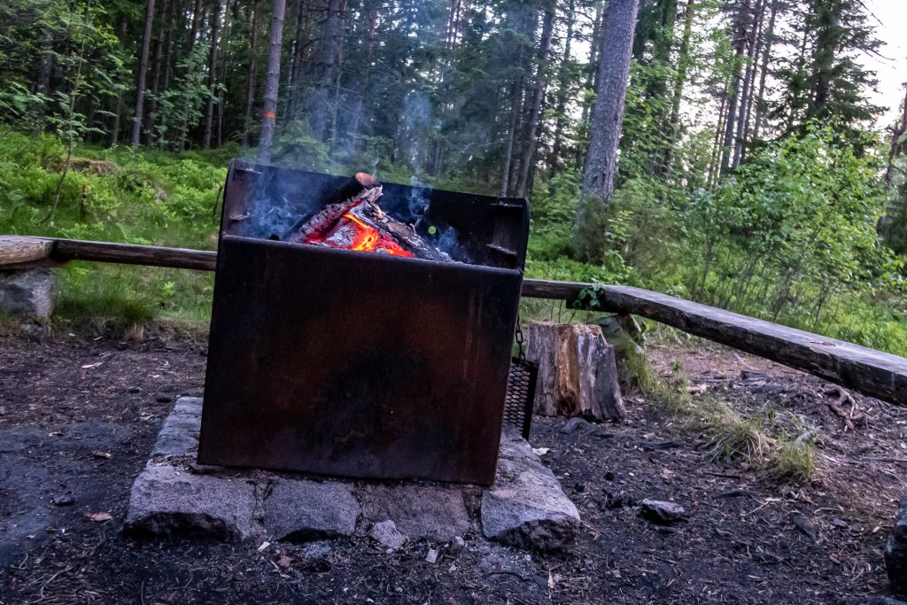 Eld igång vid lägerplats längs Bergslagsleden