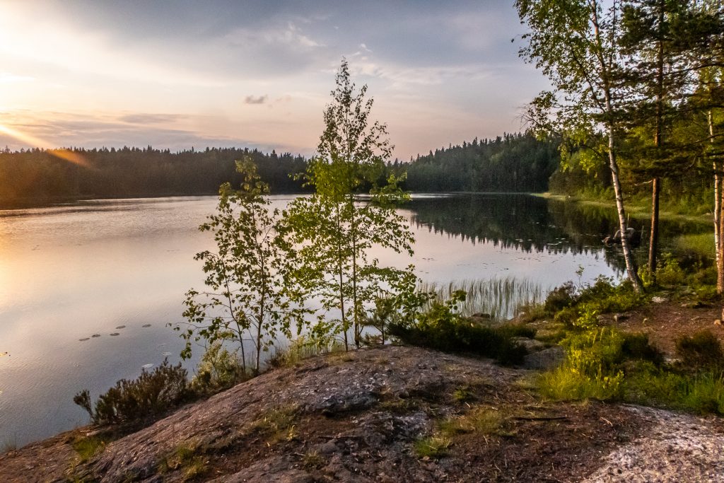 Solen strålar över sjö