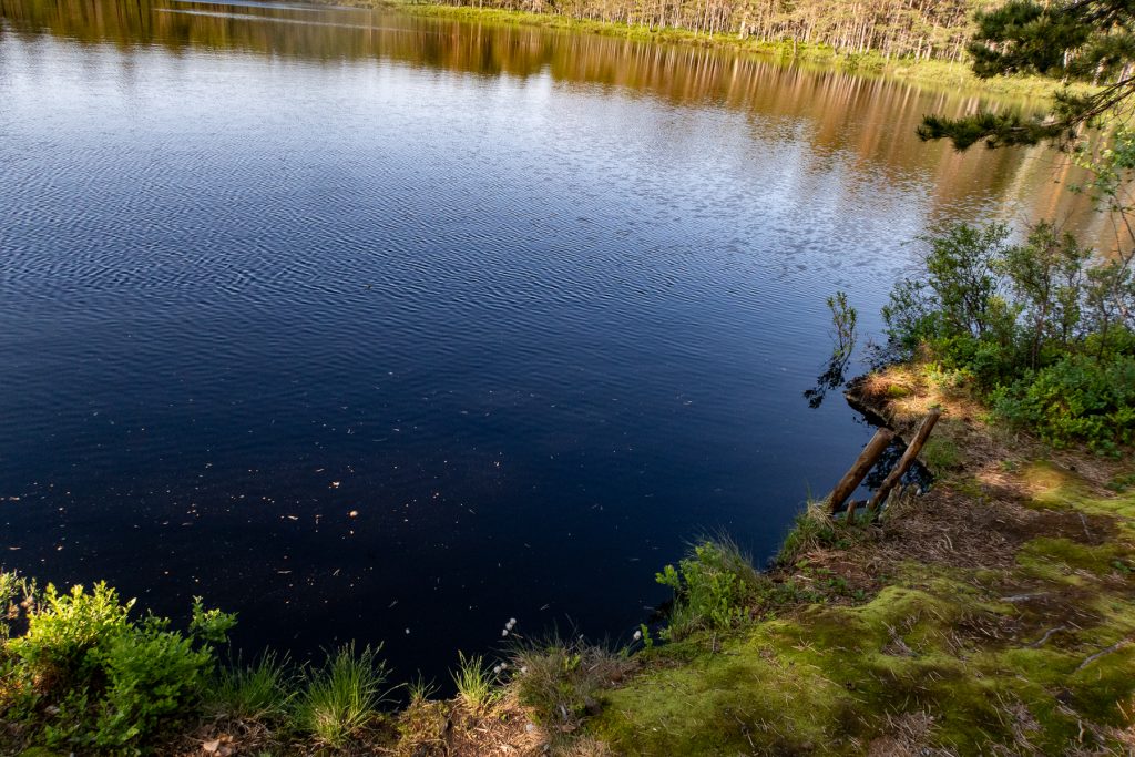 Tjärnen Lilla Tväggelåten är bra rastplats för vandrare längs Bergslagsleden