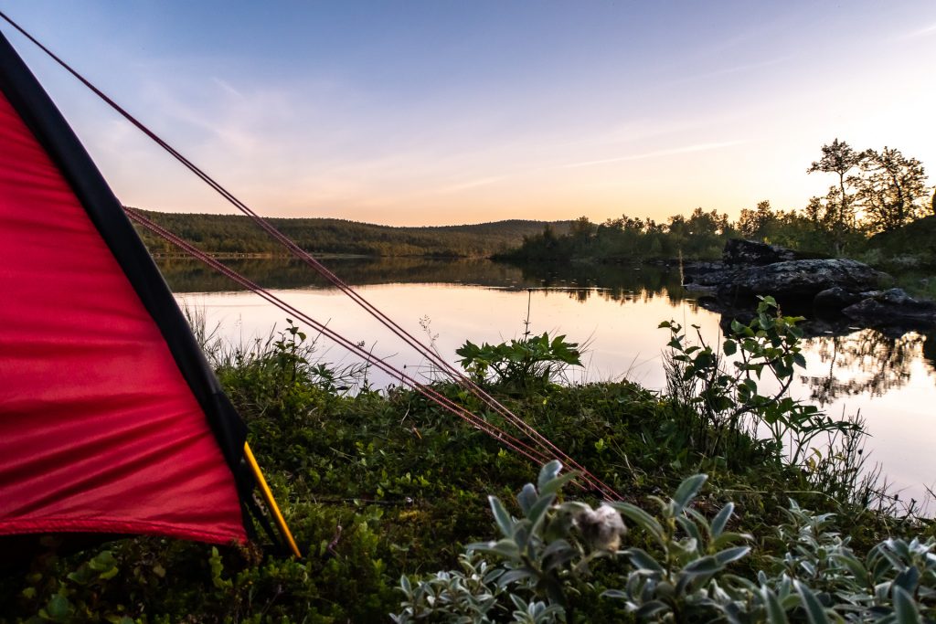 Hilleberg Niak uppsatt nära vatten