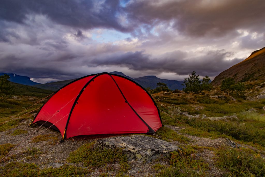 Hilleberg Niak uppsatt en blåsig vandringsdag längs Kungsleden