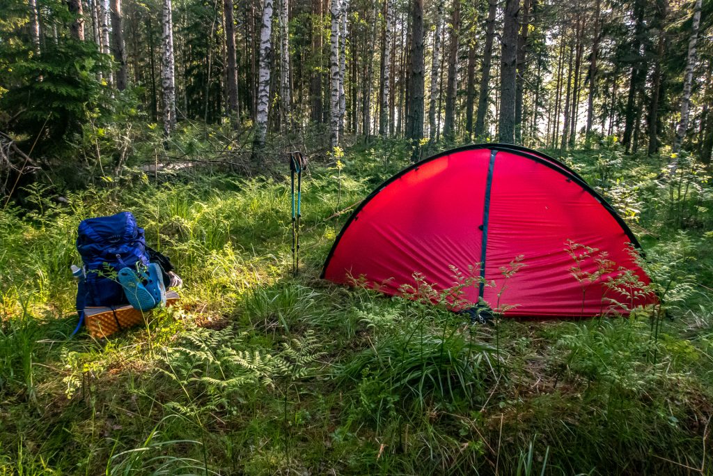 Hilleberg Niak och ryggsäck från Osprey i skogen