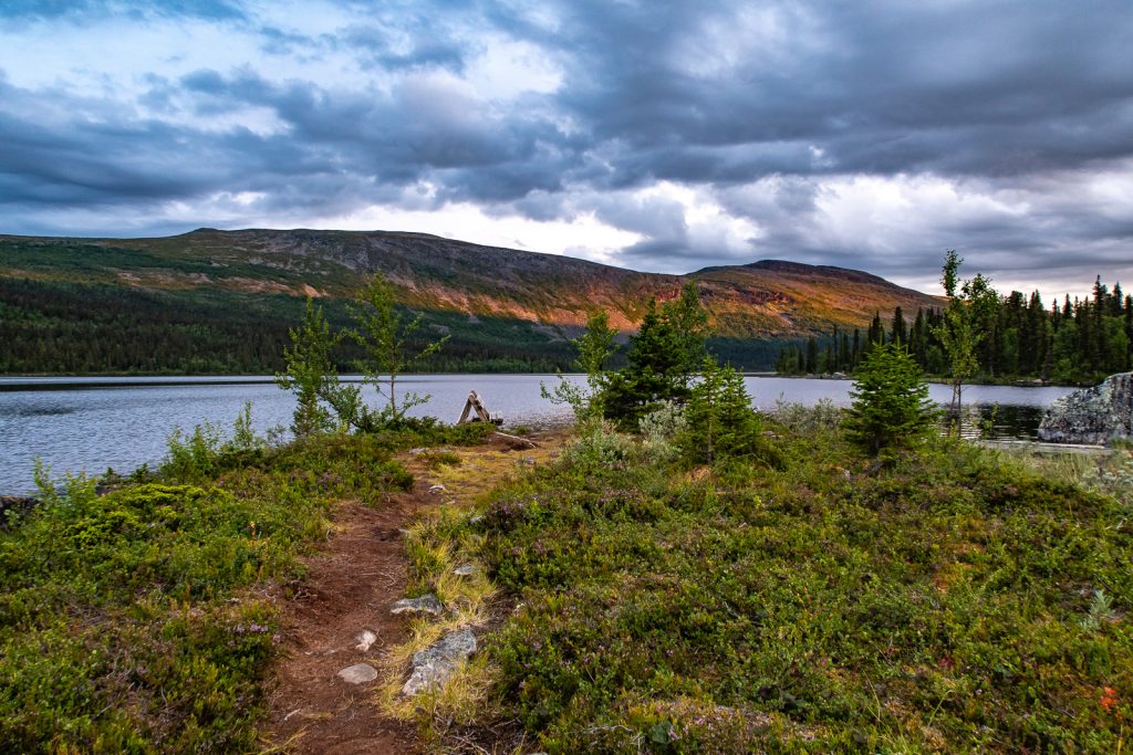 Utsikt över sjö och berg vid Pårtestugan längs Kungsleden