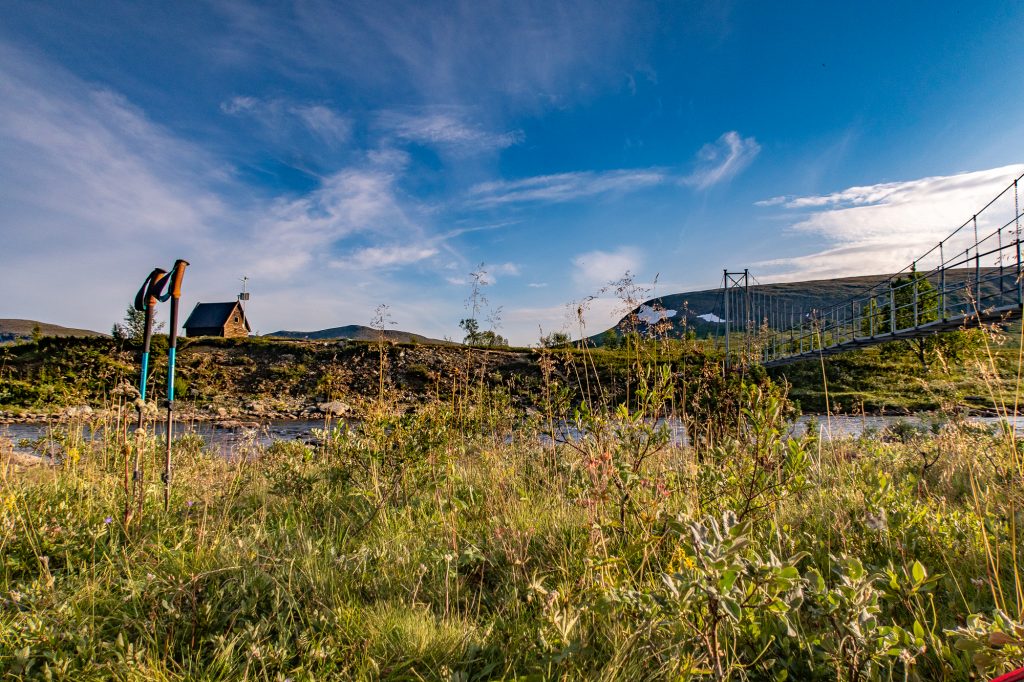 Utsikt över Tsielekjåkk och en hängbro