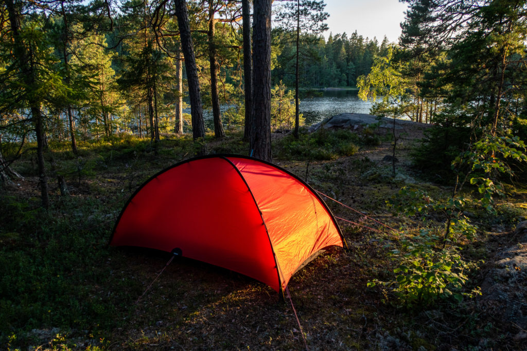 Rött Hilleberg Niak-tält i skymningen