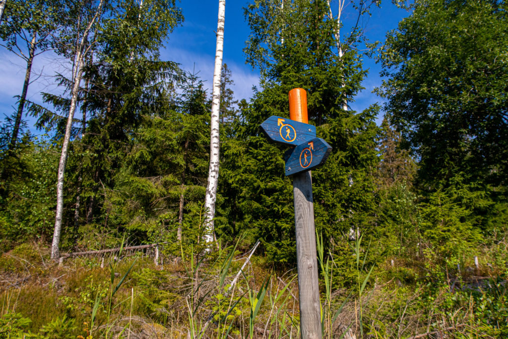 Skyltar visar vilken väg Bergslagsleden tar