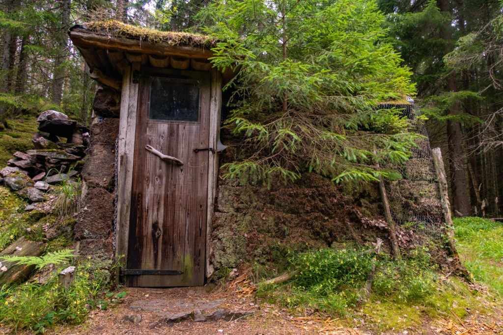 Kolarkoja nära Bäckelid längs Bergslagsleden