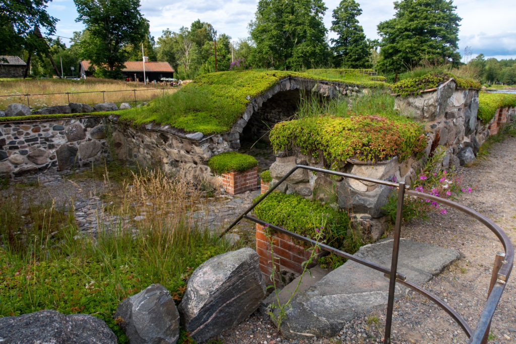 Källarruiner vid Ramundeboda