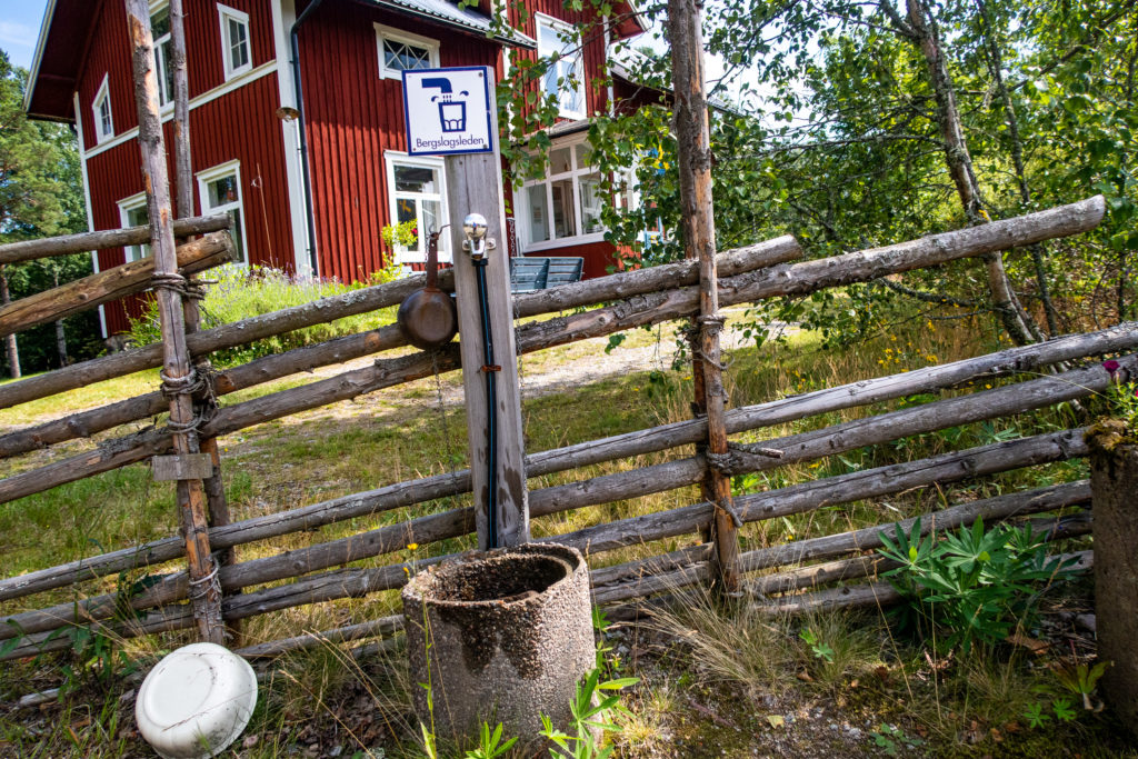 Kran för färskvatten för vandrare längs Bergslagsleden