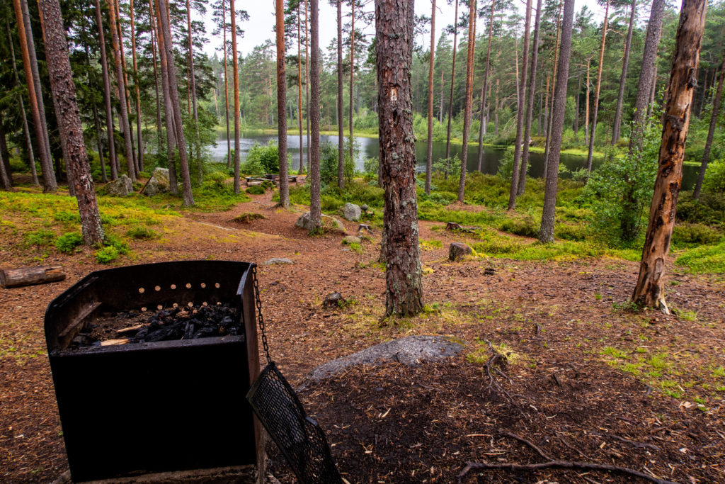 Utsikt från vindskydd över sjön Kölnavattnet