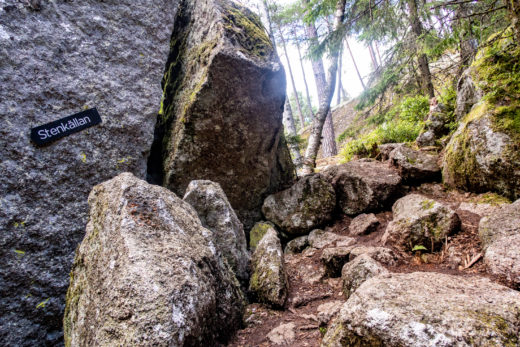 Skylt till Stenkällan i Tivedens nationalpark