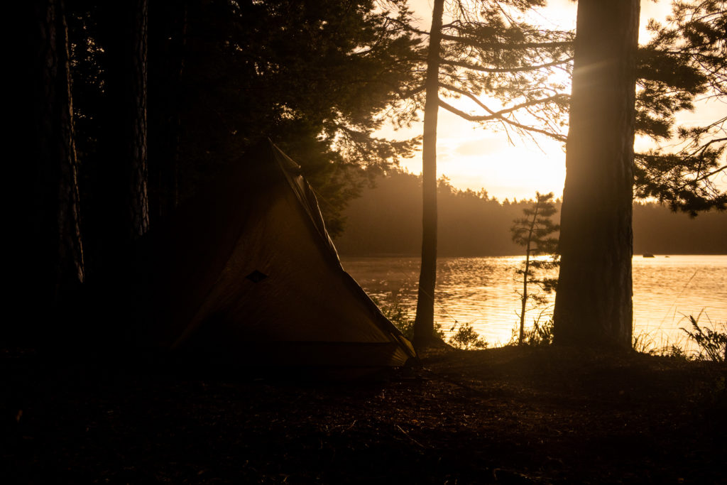 Tält i solnedgång vid Käringaudden i Tivedens nationalpark