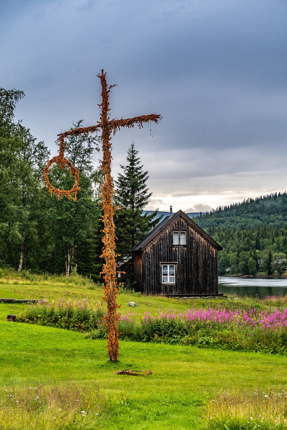 Gammal midsommarstång i fjällmiljö