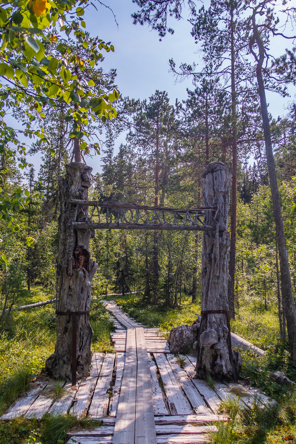 Entréskylt i trä till Hamra nationalpark