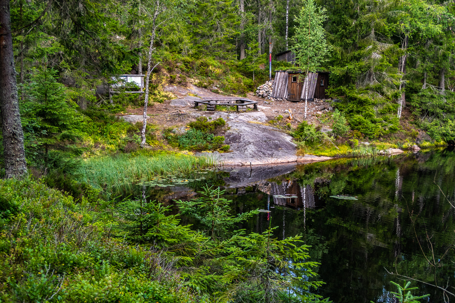 Rastplats vid Klosstjärn i Kindla naturreservat