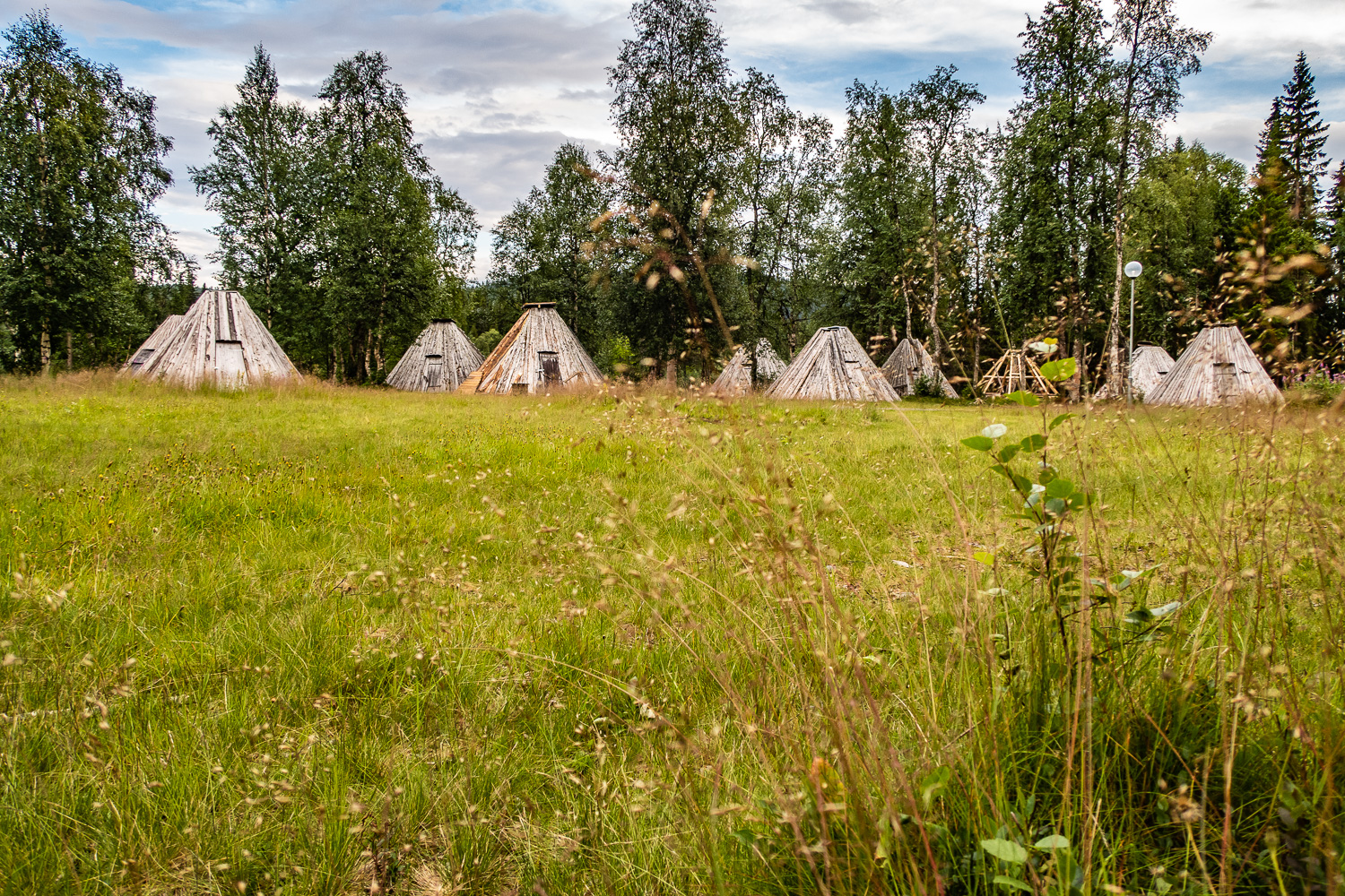 Flera kåtor i samiska kyrkstaden Ankarede