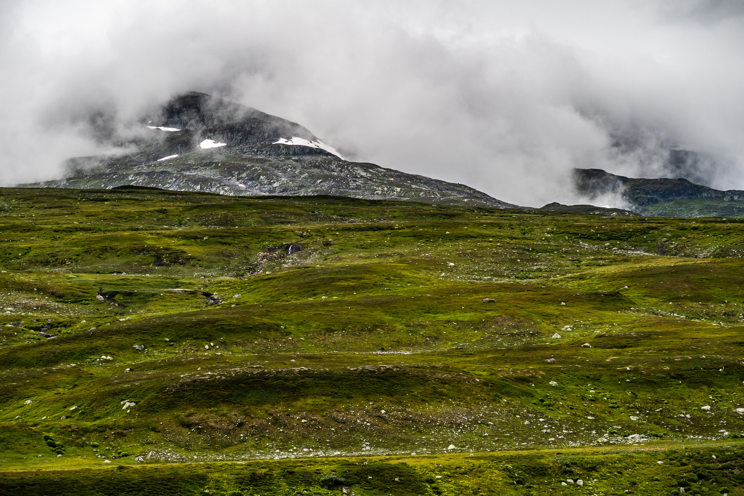 Moln över fjälltoppar på Stekenjokk