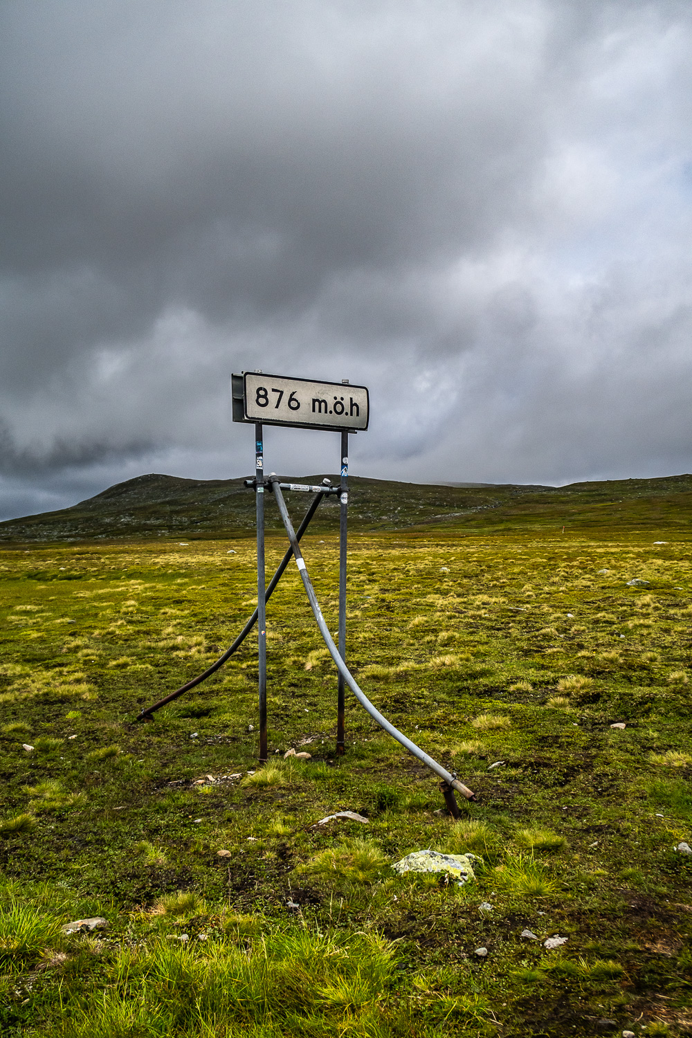 Skylt på Stekenjokk, 876 meter över havet