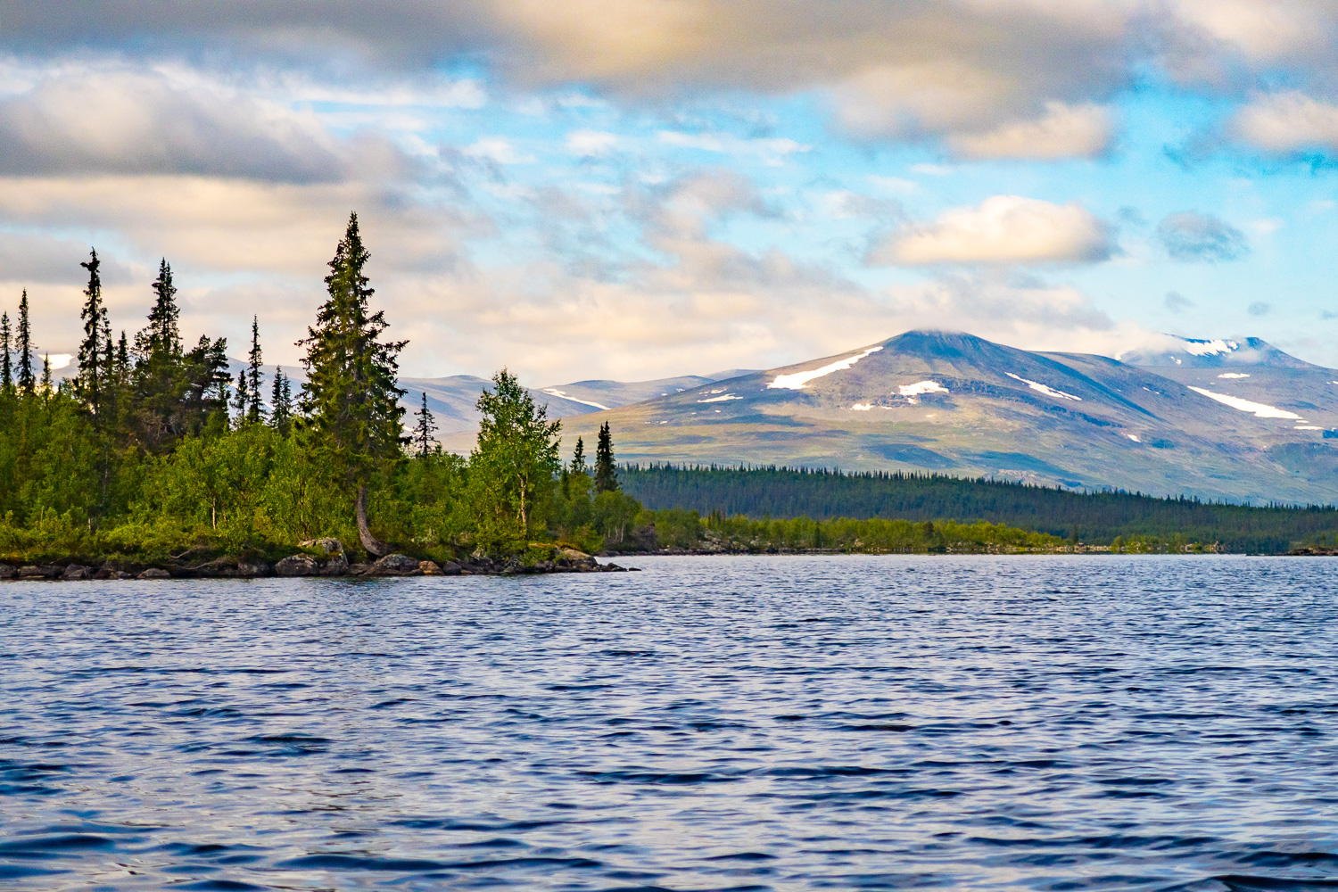 Utsikt över sjö och fjäll i Kvikkjokk-Kabala naturreservat och fjällurskog