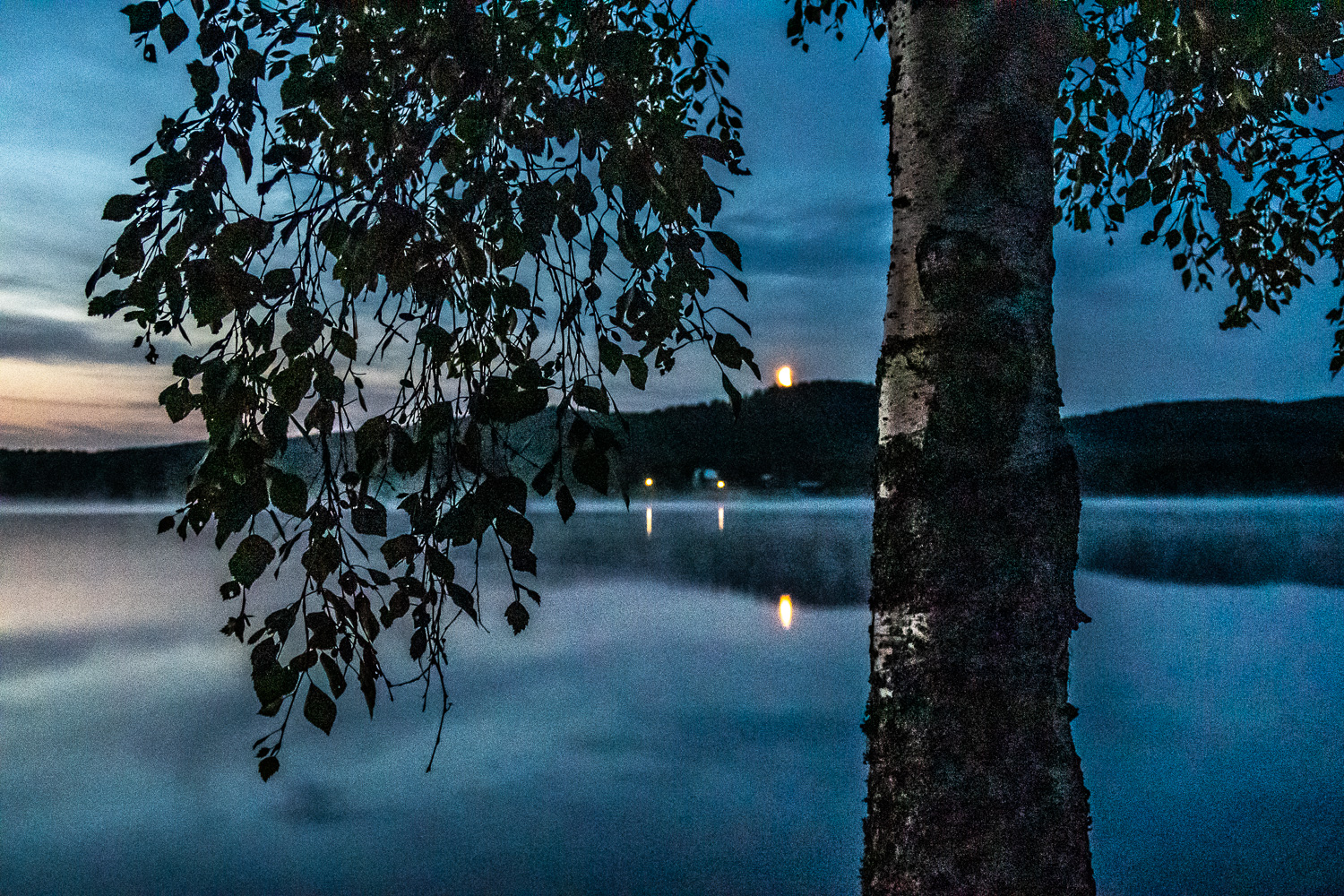 Måne över Borgsjö i skymningen