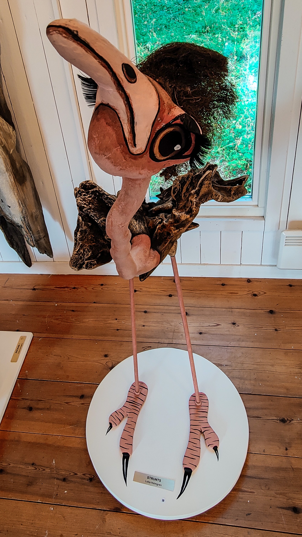 Flamingoliknande struts en skulptur av drivved skapad av Lotta Holmgren