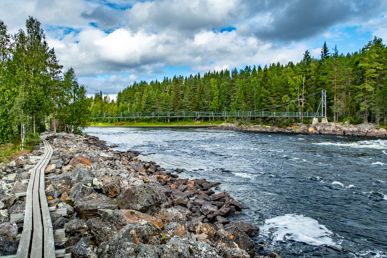 Hängbro över Mårdseleforsen från avstånd