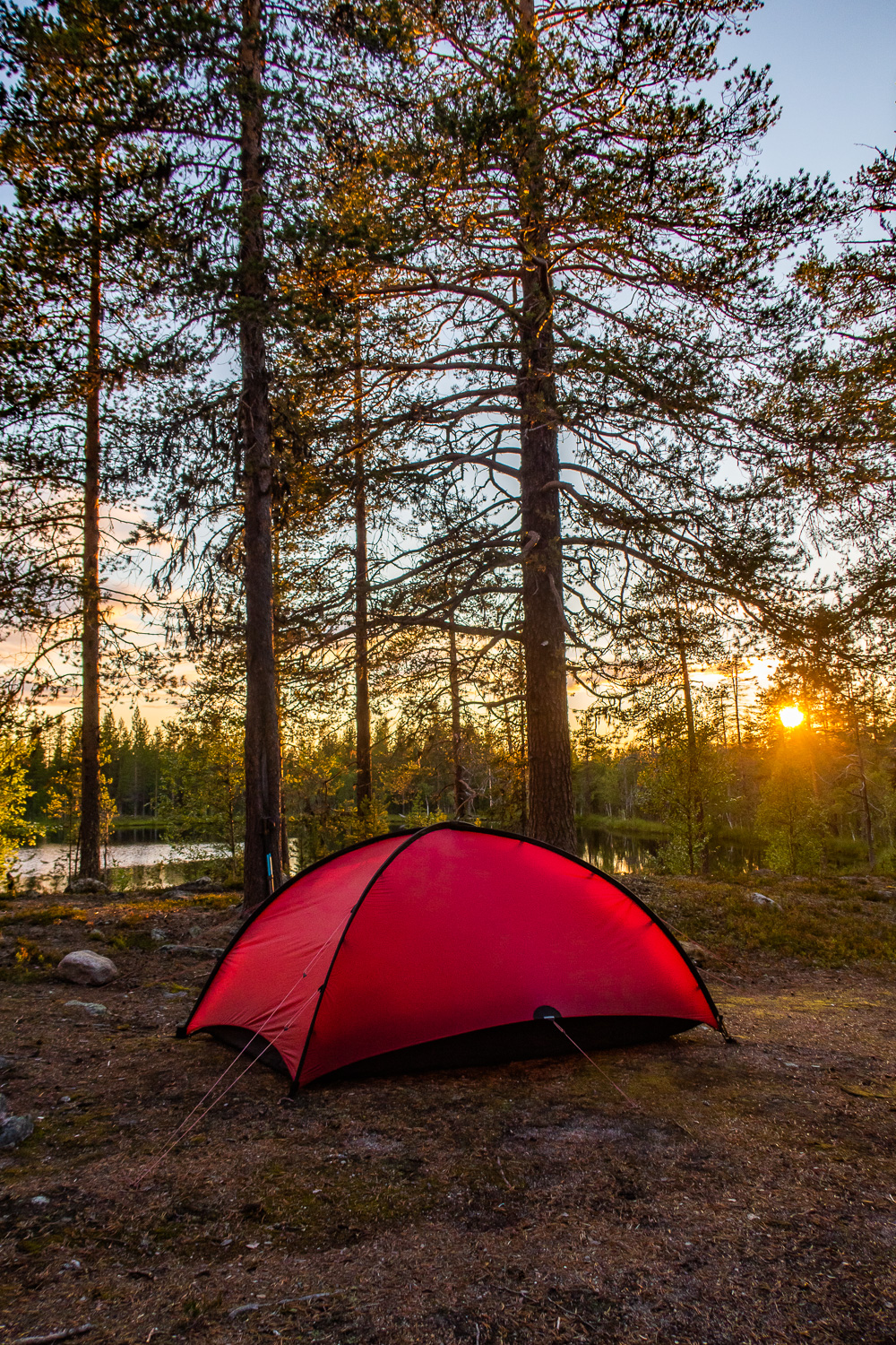 Rött kupoltält från Hilleberg i solnedgången