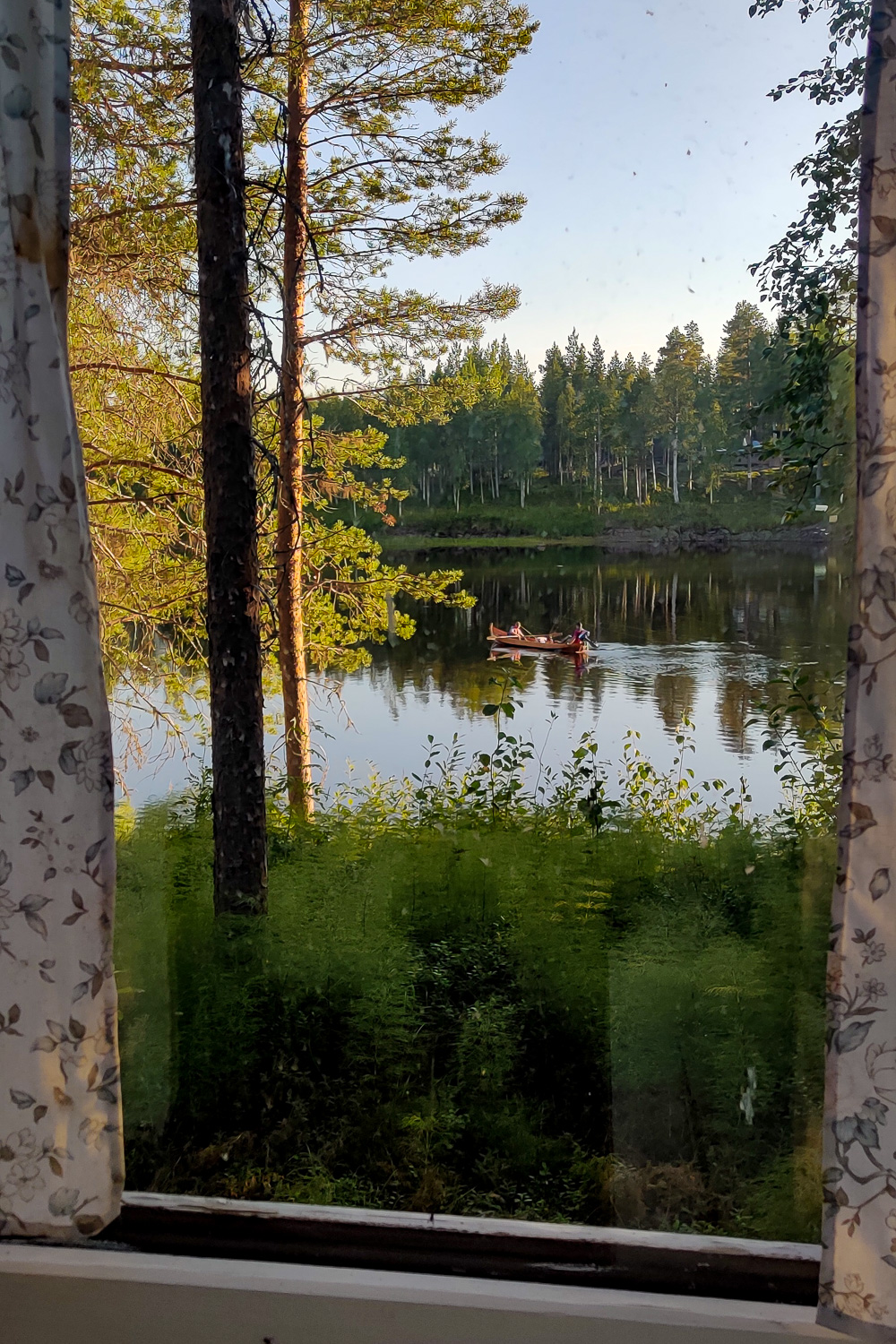 Utsikt över Muonioälven från dass