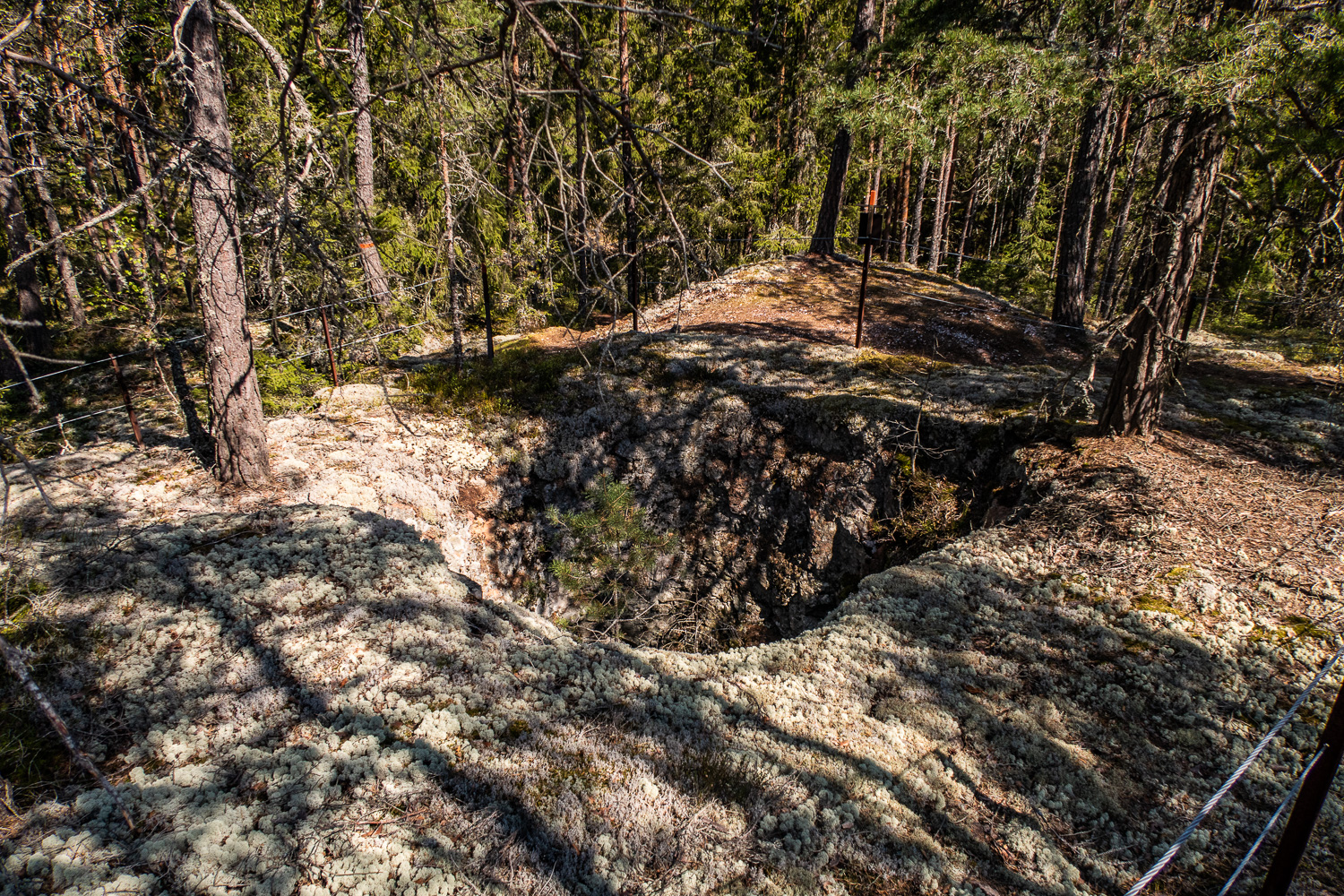 Gammalt gruvhål längs Sörmlandsleden