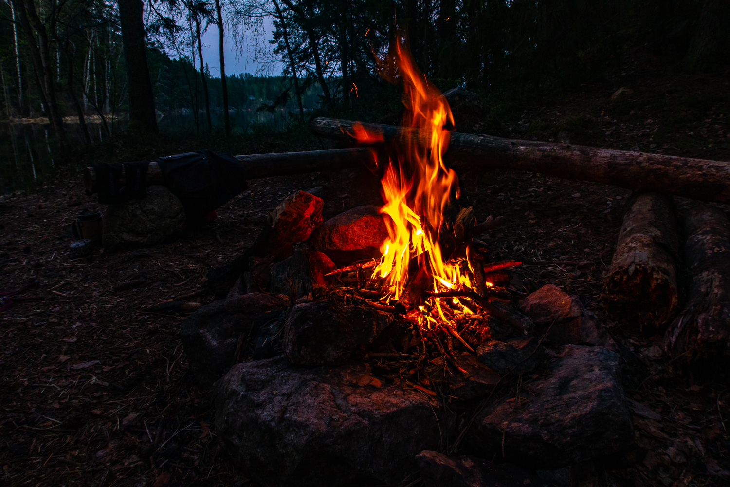 Brasa i skymningen vid Marviken