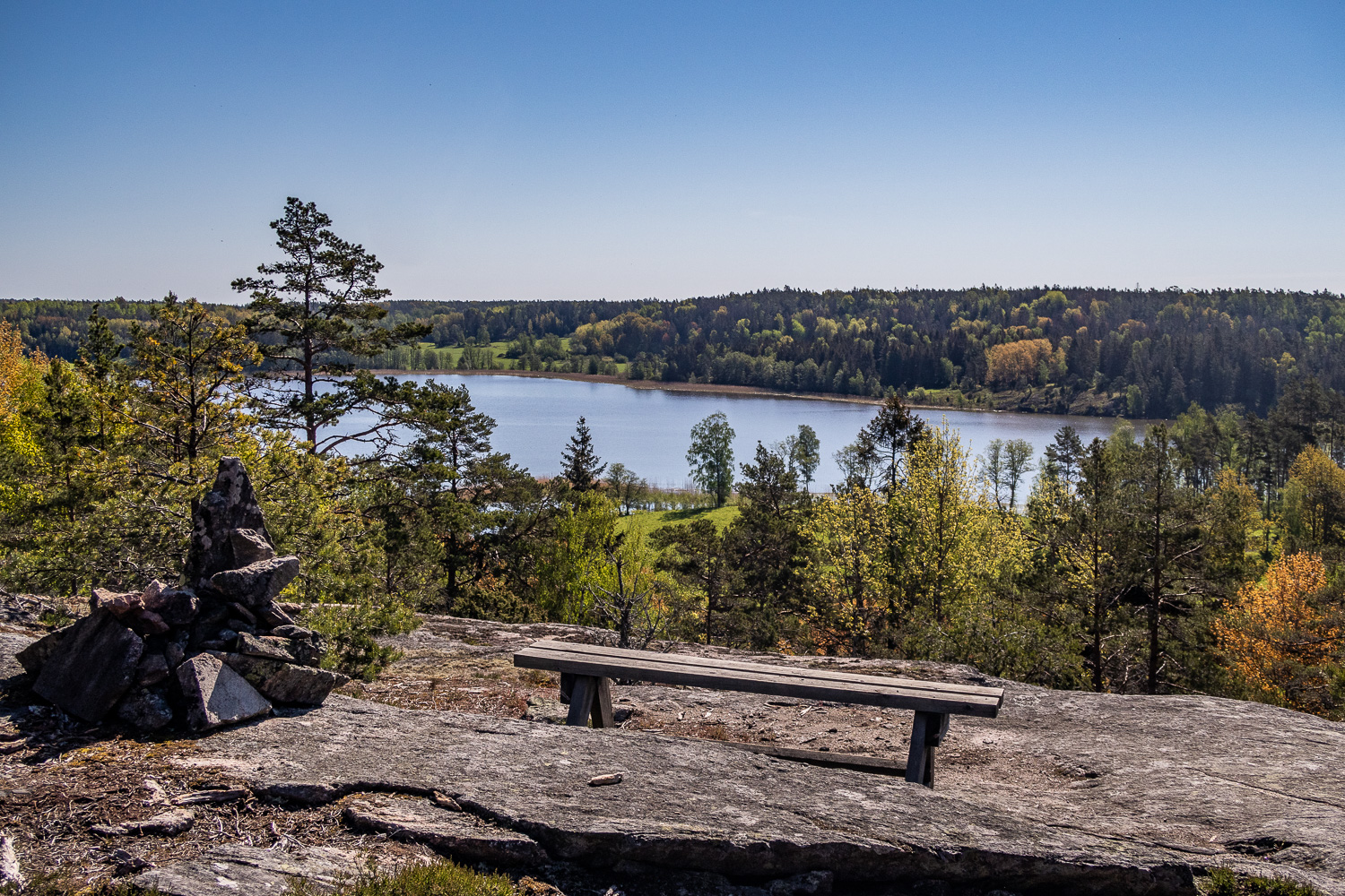 Utsikt över sjö från berg