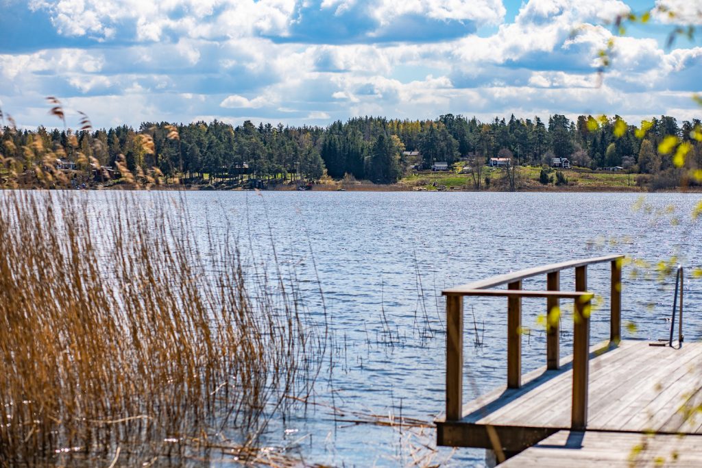 Brygga ut i Ensjön vid Öbonäs