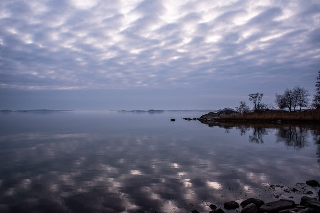 Himmel speglar sig i havet i skymningen