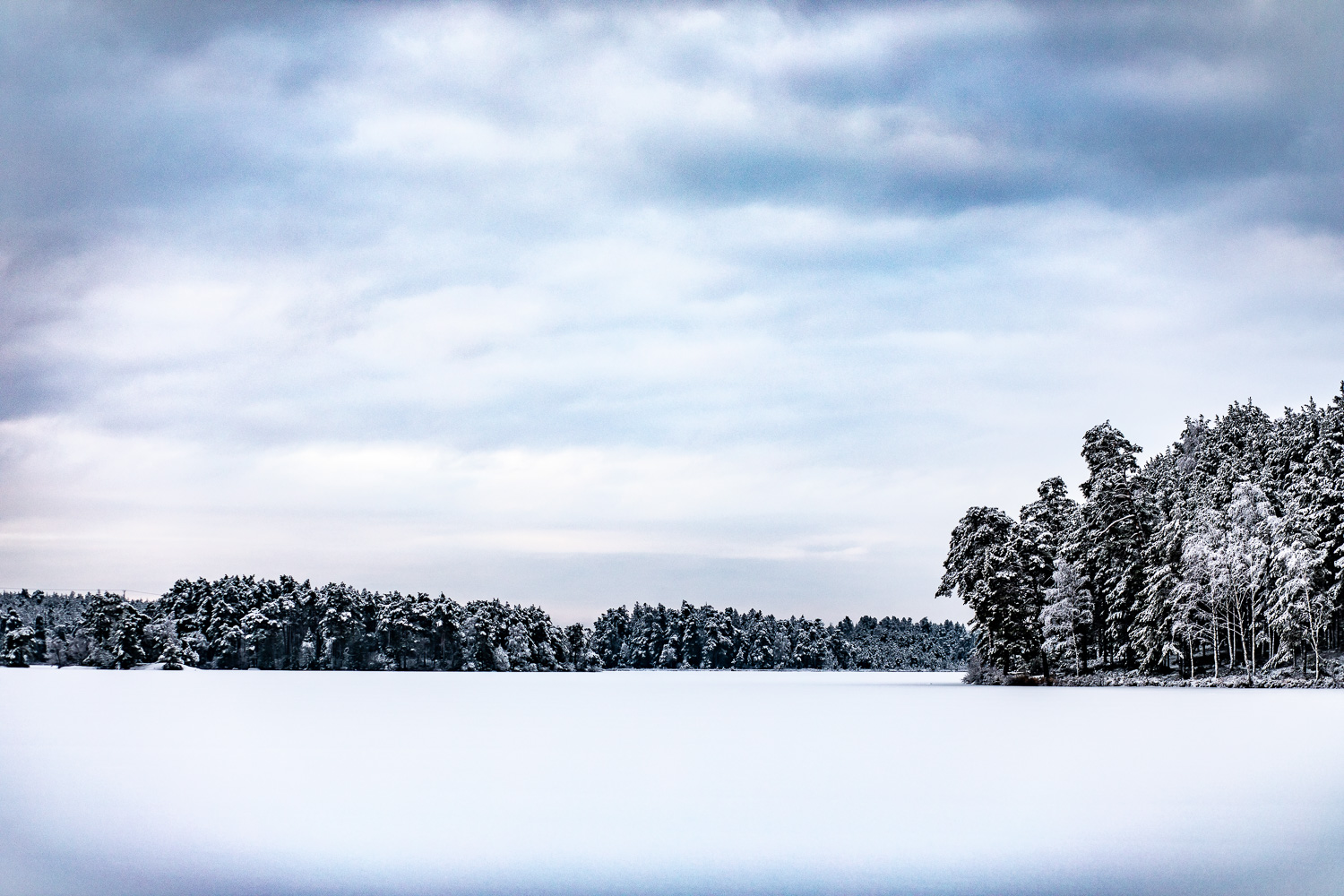 Snötäckt is ovanpå Nävsjön